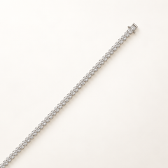 Oval-cut diamond tennis bracelet in white gold, closed clasp detail