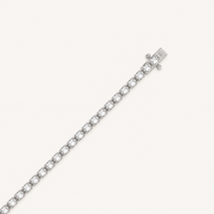 Emerald-cut lab-grown diamond tennis bracelet in white gold, closed clasp detail