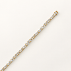 Oval-cut diamond tennis bracelet in yellow gold, closed clasp detail